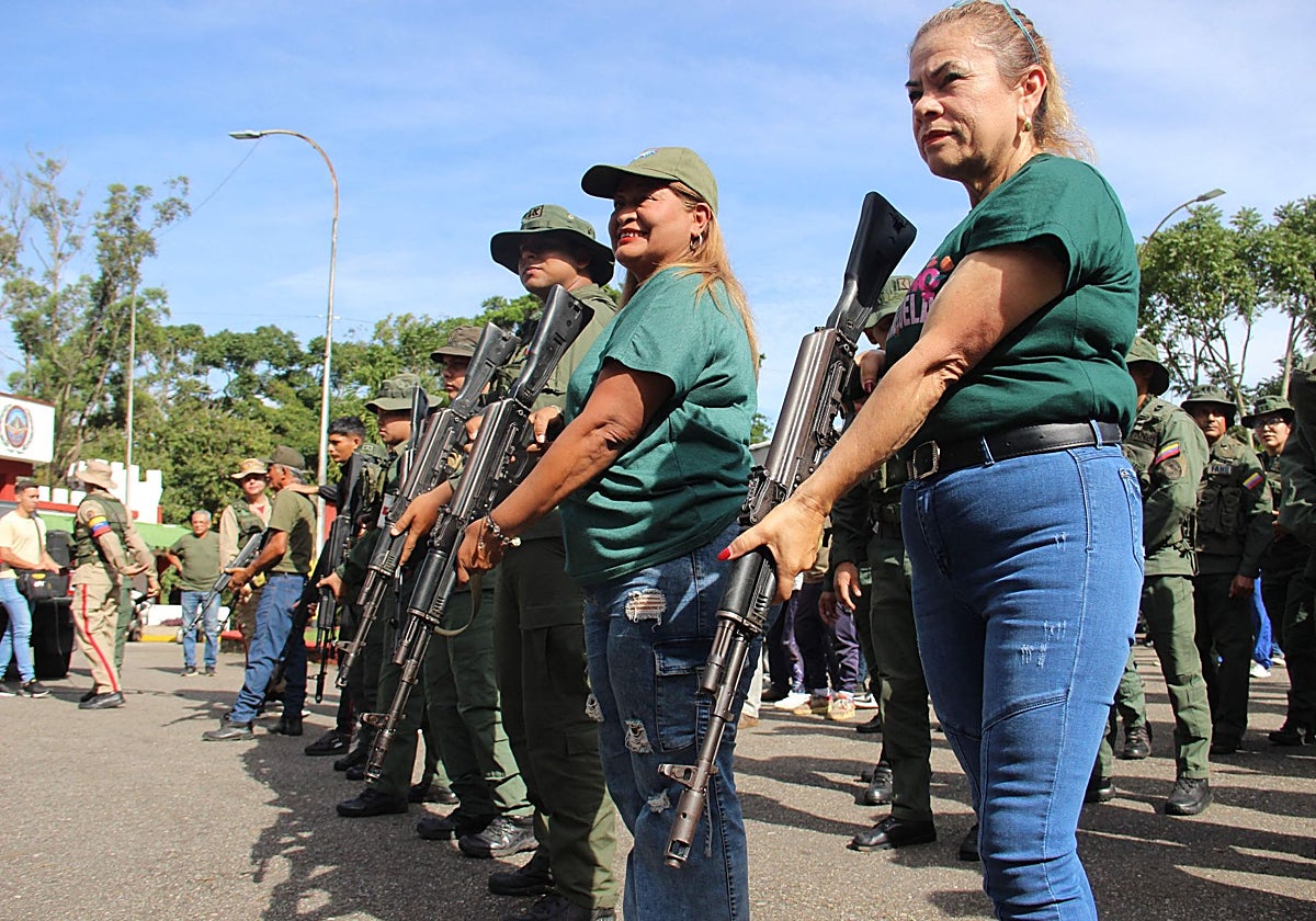 Miembros de las Fuerzas Armadas y nuevos reclutas participan en un entrenamiento militar en el estado Táchira