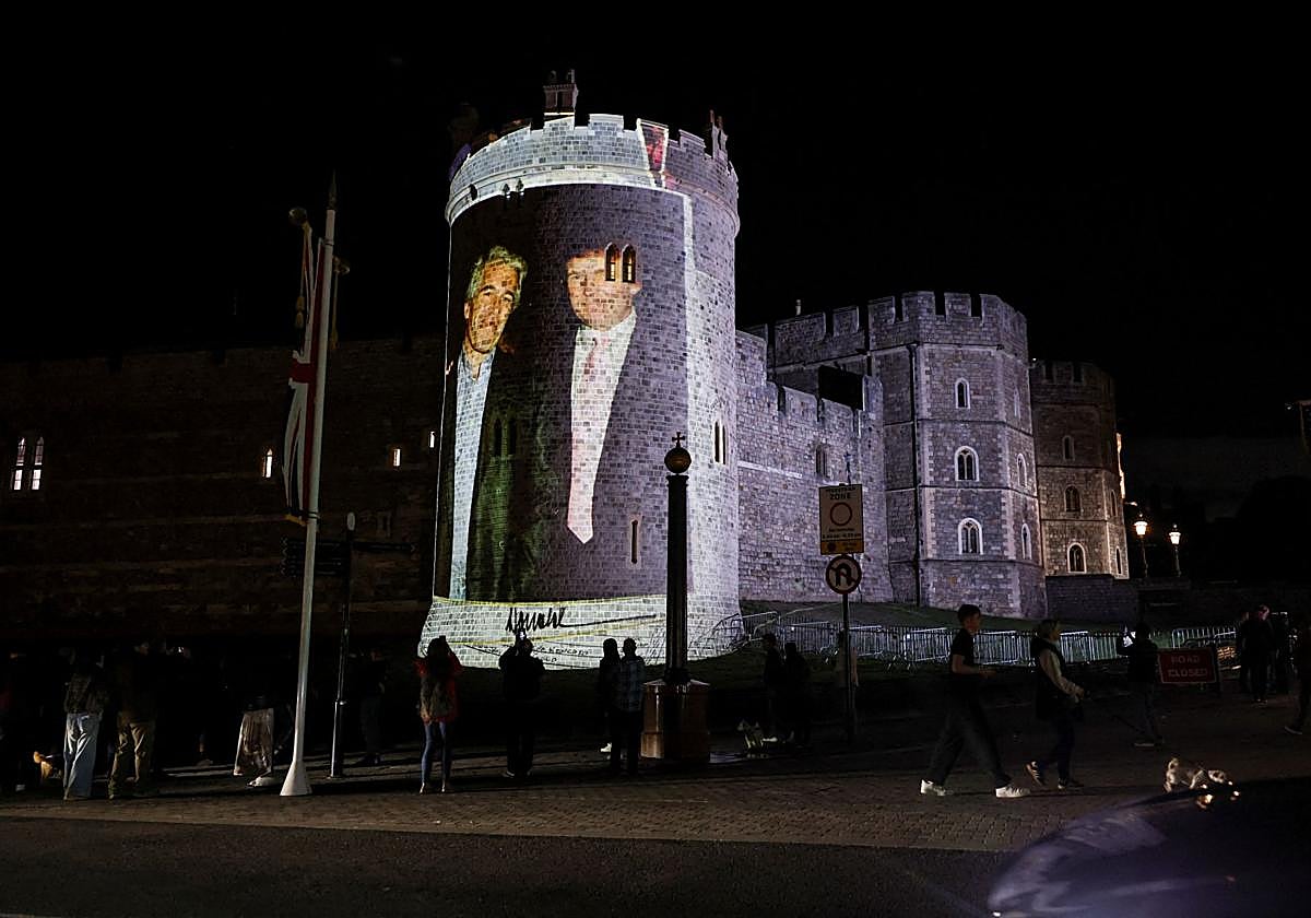 Un grupo de activistas exhibe imágenes de Trump junto Epstein, en una de sus torres