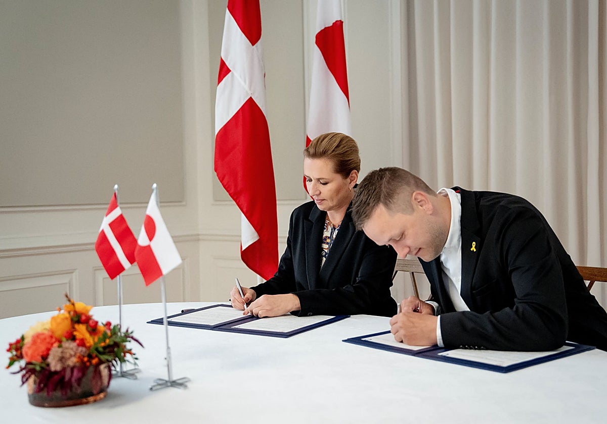 La Primera Ministra de Dinamarca, Mette Frederiksen, y el Primer Ministro de Groenlandia, Jens-Frederik Nielsen, firman el acuerdo