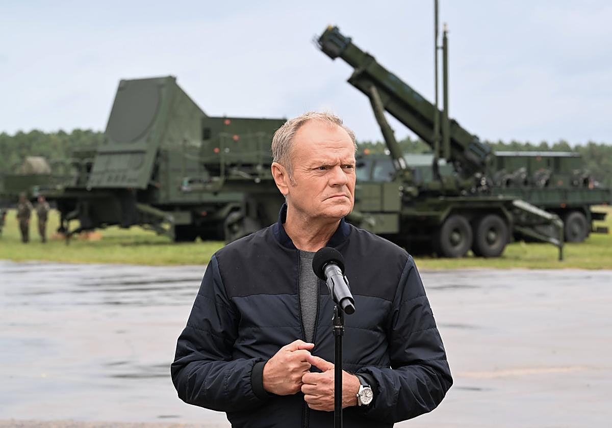 El primer ministro de Polonia, Donald Tusk, habla durante una visita al Área de Entrenamiento de la Fuerza Aérea Central en Ustka.