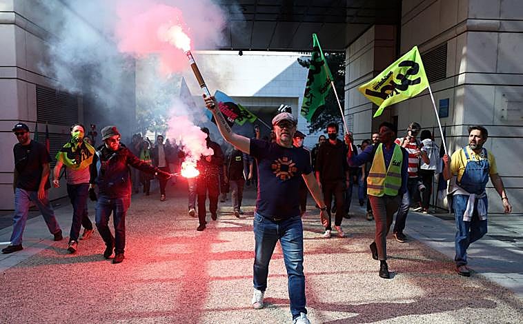 Imagen principal - La jornada de protestas y huelga por toda Francia en imágenes