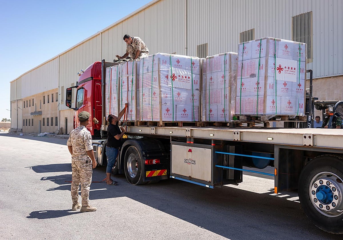 Camiones con ayuda humanitaria para Gaza que salen de Jordania