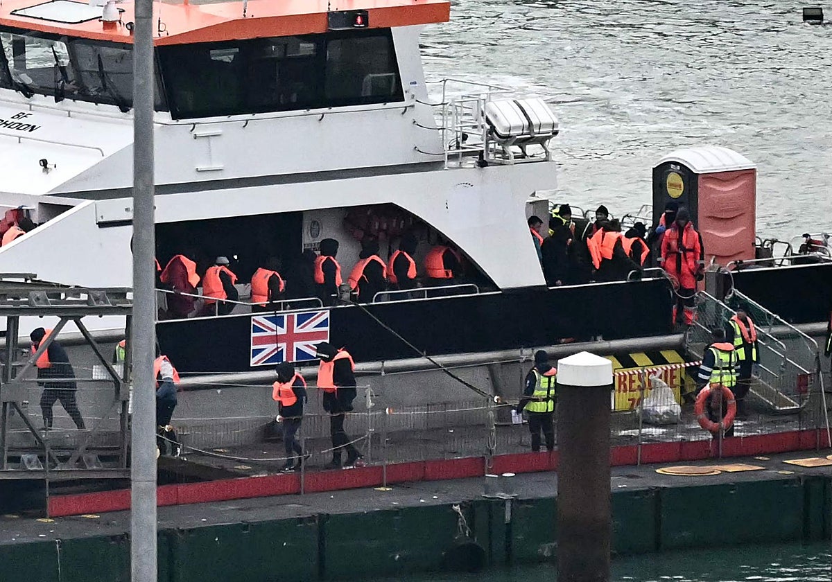 Migrantes rescatados en el mar mientras intentaban cruzar el Canal de la Mancha desde Francia, en el Reino Unido, en una foto de archivo