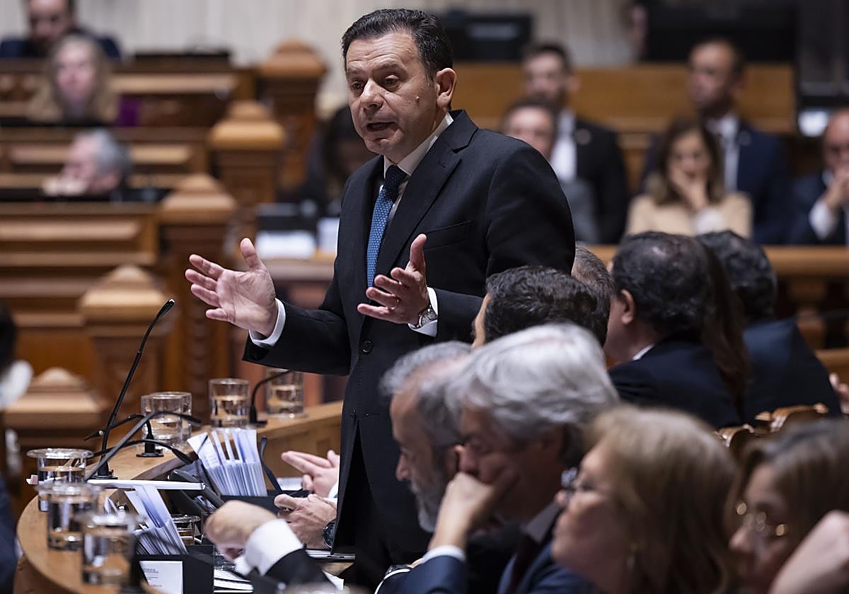 El primer ministro Luís Montenegro, en el Parlamento.