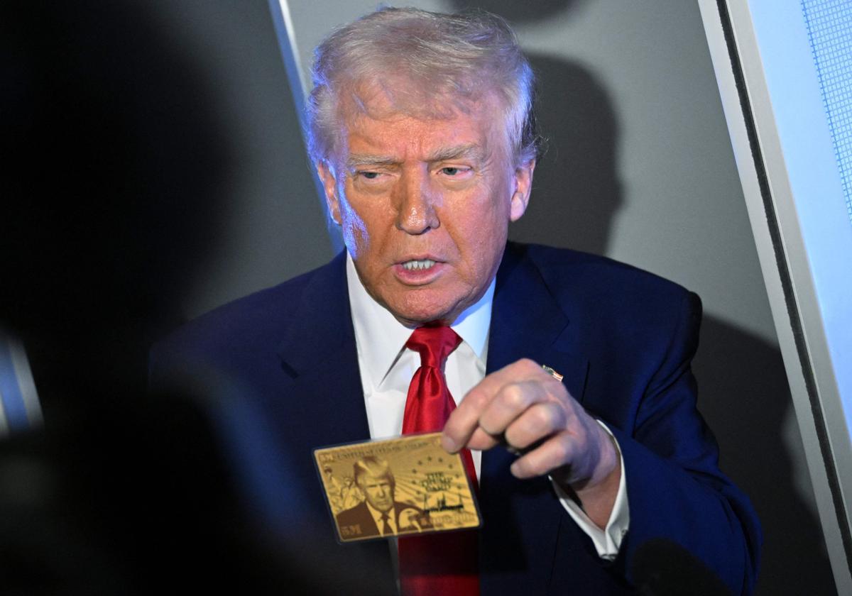 Donald Trump sujeta la tarjeta dorada en un vuelo en abril.