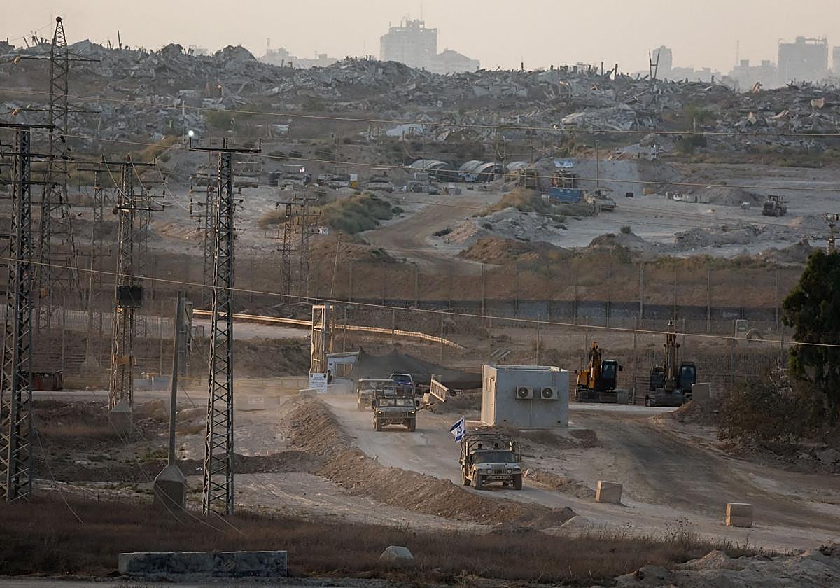 Vehículos militares israelíes maniobran cerca de la frontera entre Israel y Gaza