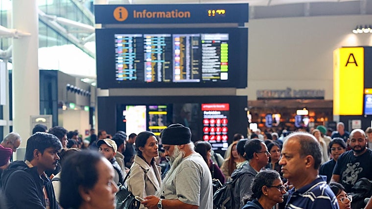 Los pasajeros en el aeropuerto de Heathrow han tenido que esperar más de lo habitual para facturar sus equipajes