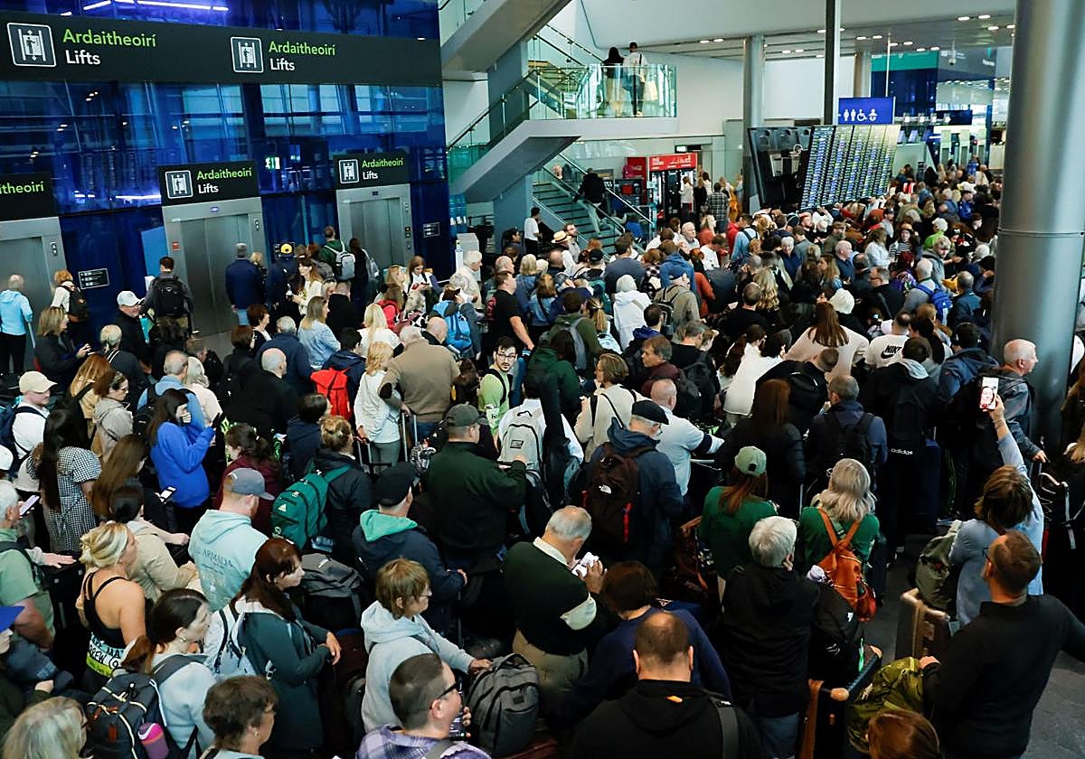 Momento de la evacuación de la Terminal 2 del aeropuerto de Dublin.