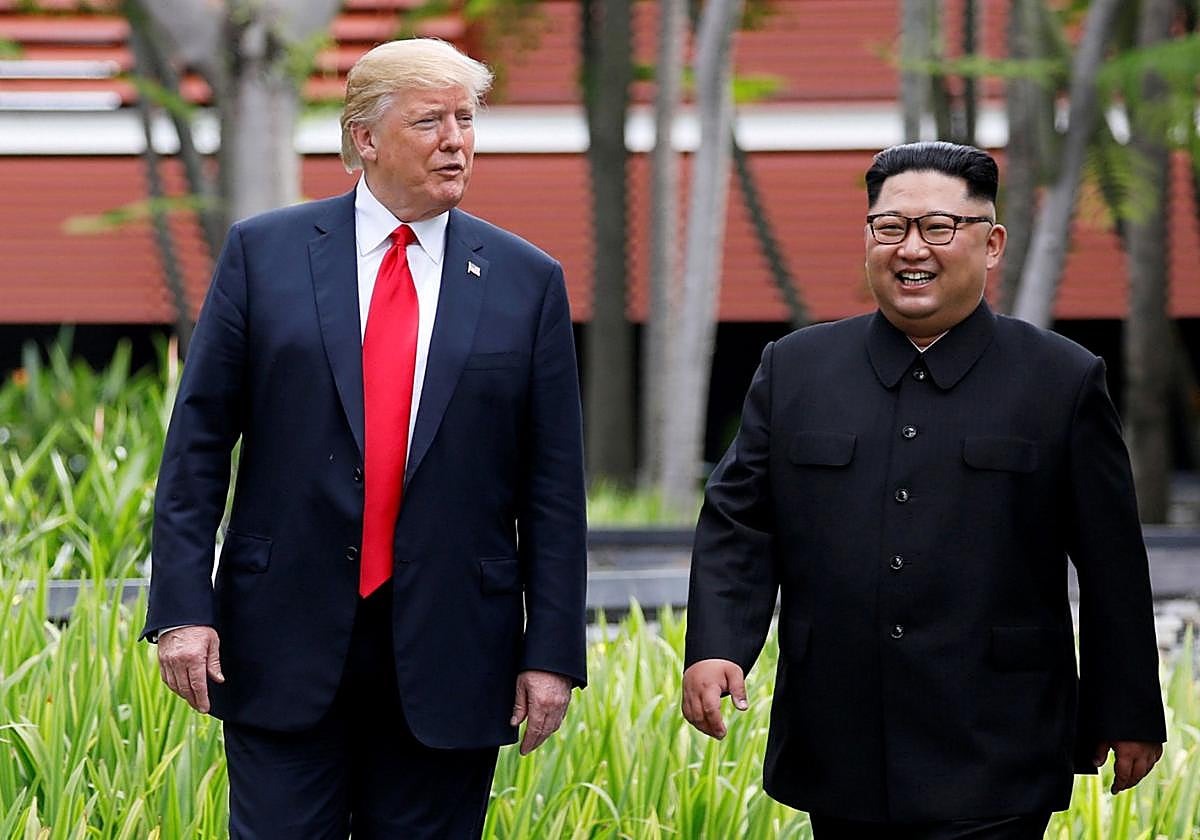 El presidente estadounidense Donald Trump y el líder norcoreano Kim Jong Un pasean tras almorzar en el hotel Capella, en la isla de Sentosa, en Singapur, el 16 de junio de 2018