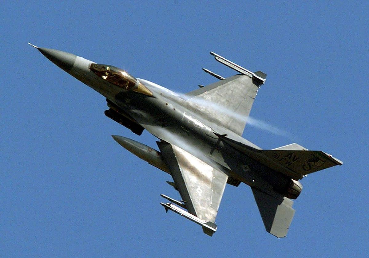 Un caza F-16 Eagle despega de la base aérea italiana de la OTAN en Aviano para realizar ejercicios de vuelo el 23 de marzo