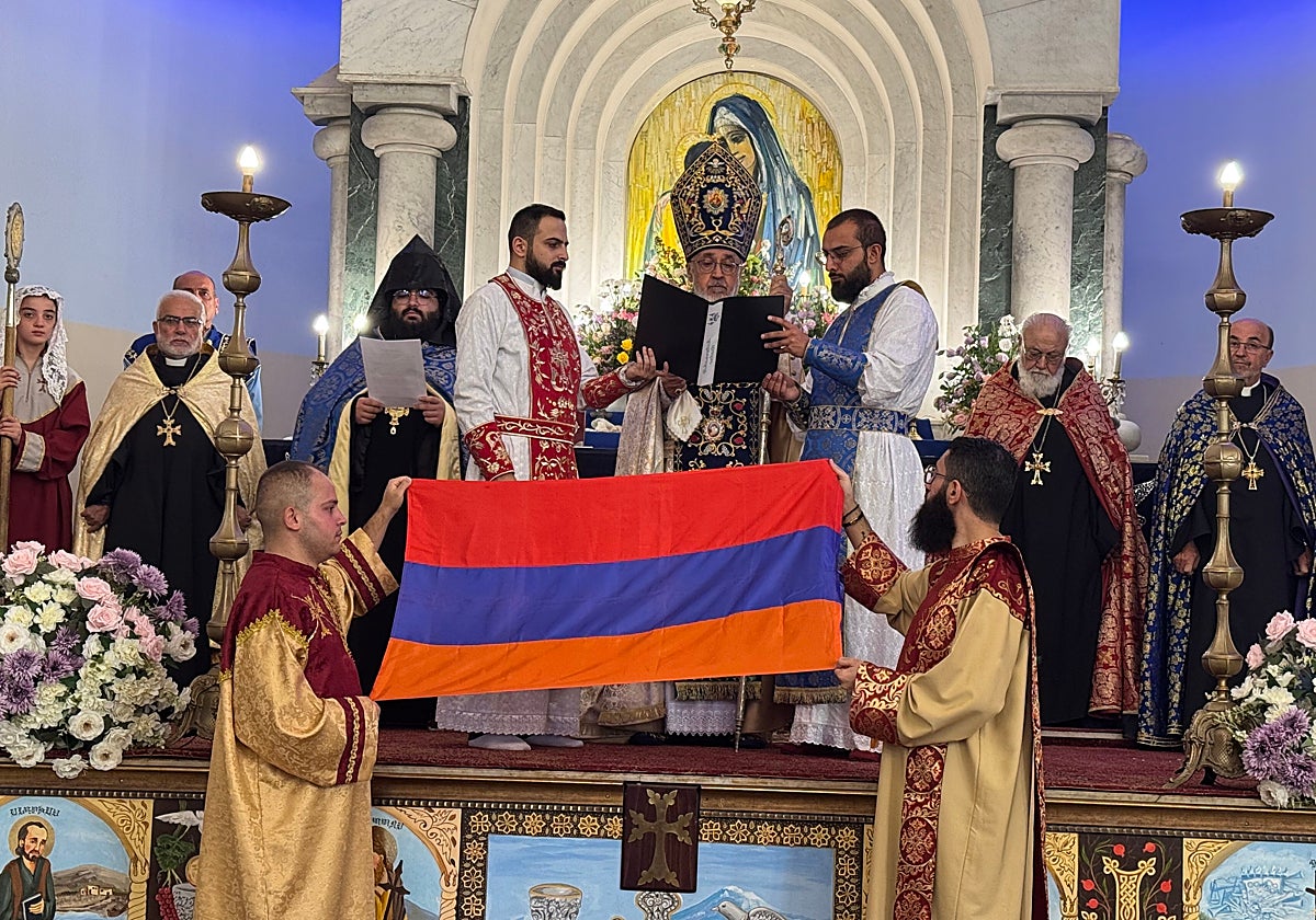 Bendición de la bandera armenia en Anjar para celebrar el Día de la Independencia, el pasado domingo