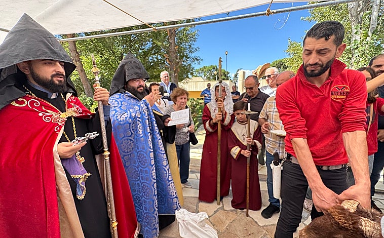 Imagen principal - Arriba, bendición de las ovejas que serán sacrificadas para preparar el plato tradicional 'hrisseh'; debajo, a la izquierda, los asistentes bailan como hicieron sus antepasados luchando contra el frío durante su huida; a la derecha, la 'hrisseh' se prepara toda la noche para unas 2.800 personas