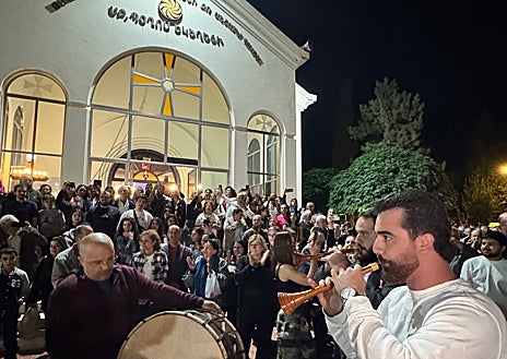 Imagen secundaria 1 - Arriba, bendición de las ovejas que serán sacrificadas para preparar el plato tradicional 'hrisseh'; debajo, a la izquierda, los asistentes bailan como hicieron sus antepasados luchando contra el frío durante su huida; a la derecha, la 'hrisseh' se prepara toda la noche para unas 2.800 personas