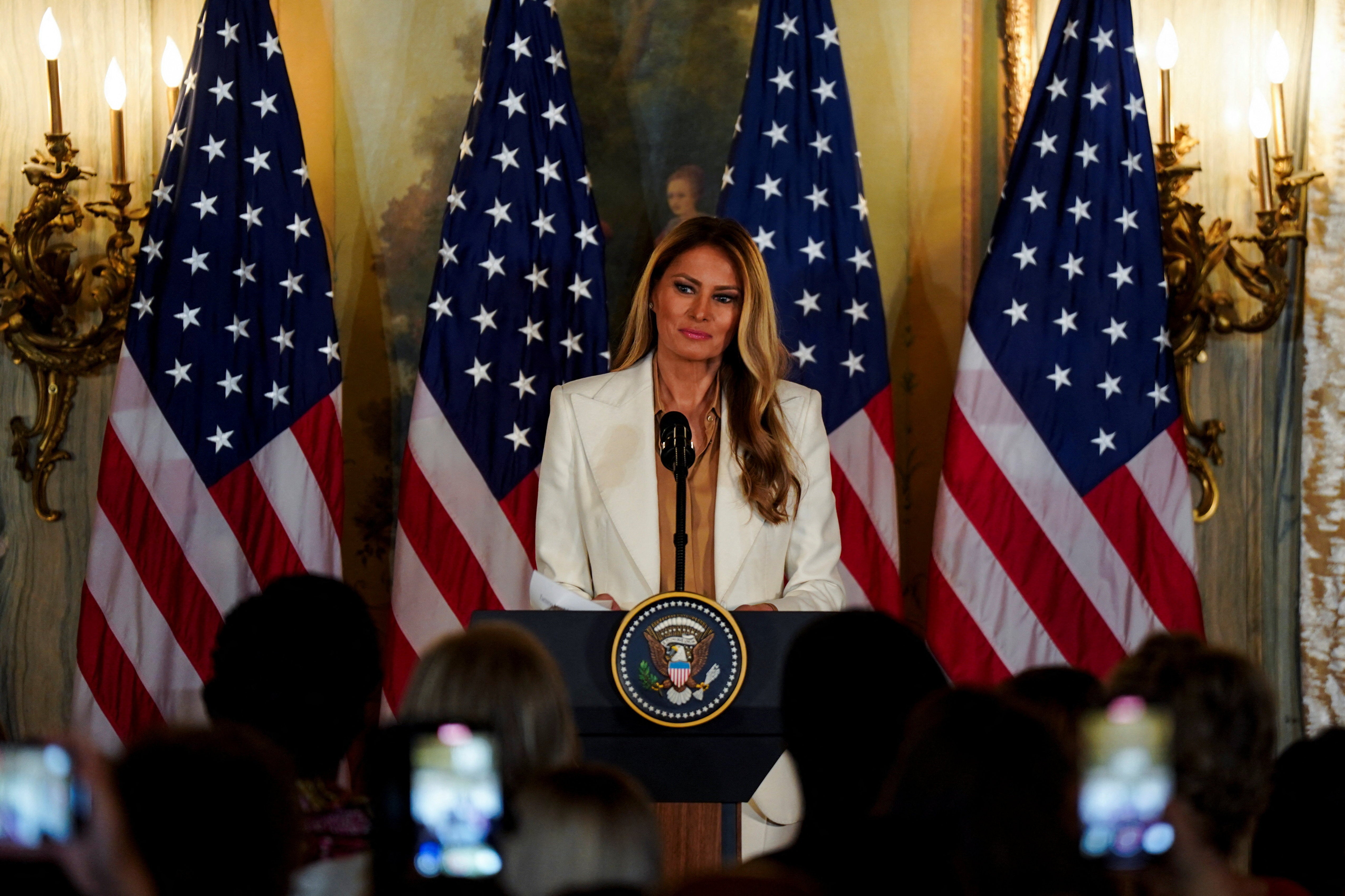 La primera dama estadounidense, Melania Trump, se dirige a una audiencia de cónyuges de jefes de gobierno en el marco de la 80.ª Asamblea General de las Naciones Unidas.
