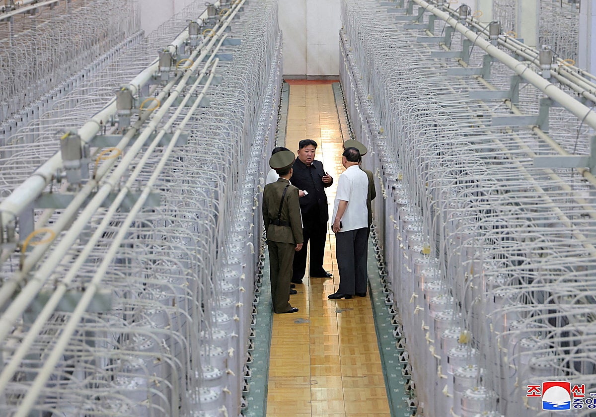El líder norcoreano Kim Jong Un recorre las instalaciones del Instituto de Armas Nucleares
