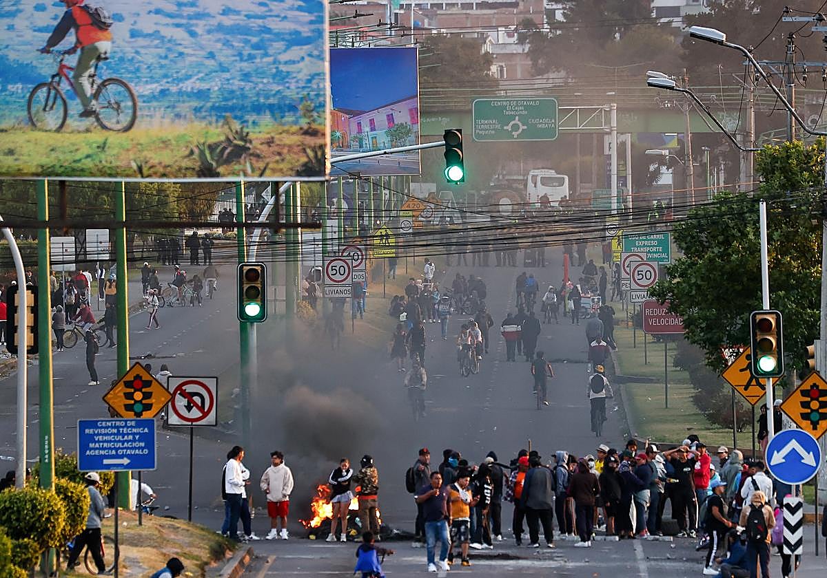 Personas bloquean una vía durante una manifestación este miércoles, en Otavalo.