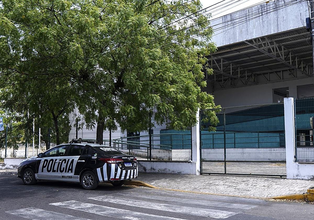 Un vehículo de la Policía Militar custodia las afueras de la escuela Estatal Luiz Felipe.