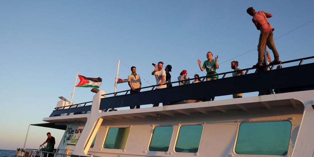 El barco de la flotilla en el que viaja Colau «ha petado» y la excaldesa y el resto de tripulantes tendrán que reubicarse