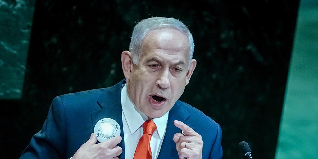 El QR que Netanyahu ha mostrado en una chapa en su intervención en la ONU y que lleva a imágenes del 7-O
