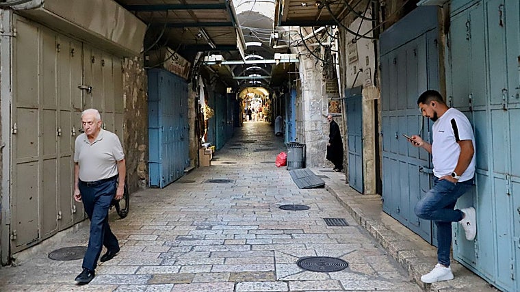 Las tiendas de la Ciudad Vieja de Jerusalén están cerradas o vacías por la falta de turistas debido a la guerra