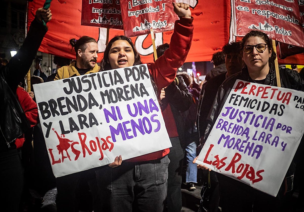 Manifestantes reclaman justicia para las tres chicas asesinadas en Argentina