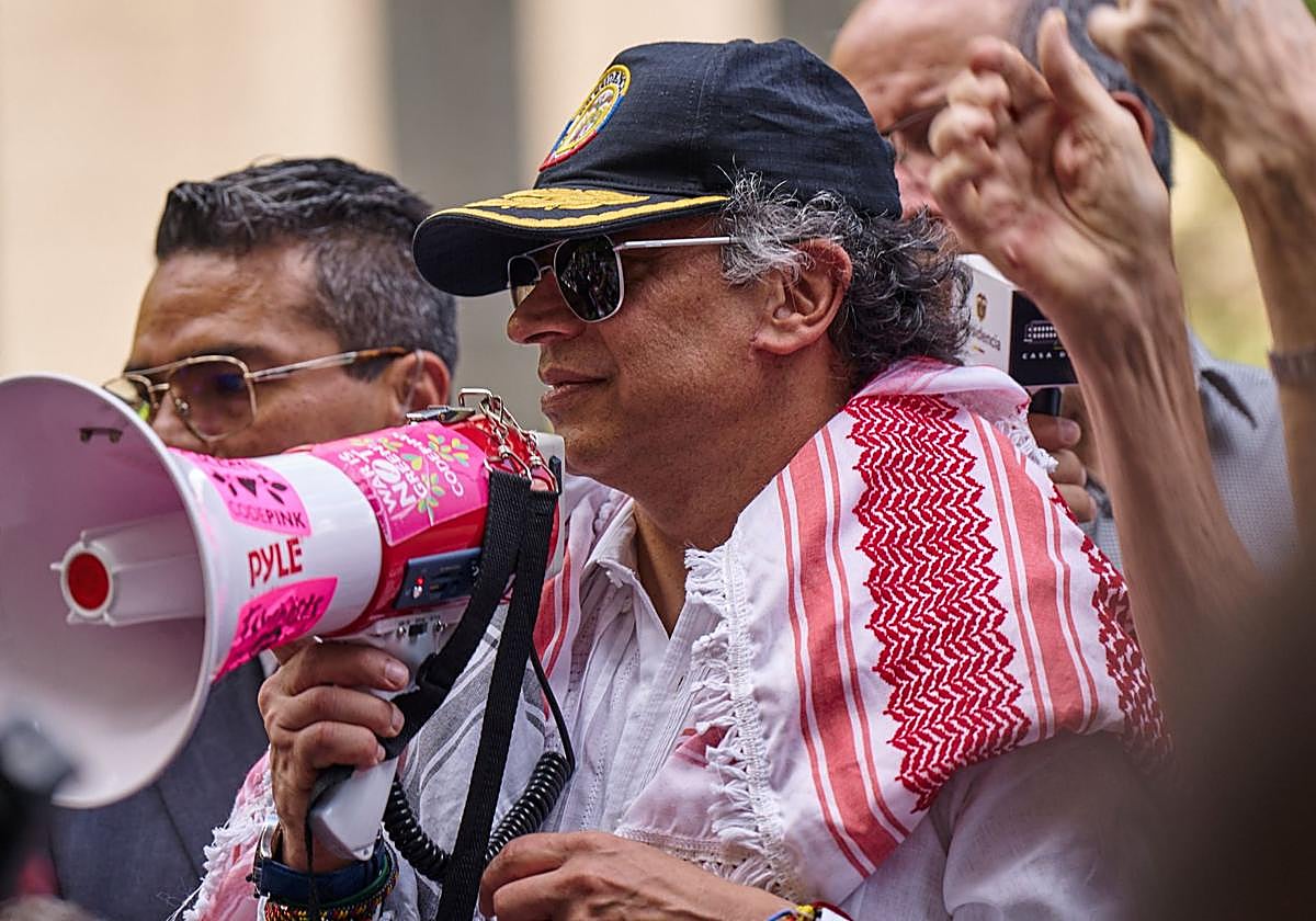 El presidente colombiano Gustavo Petro se dirige a manifestantes pro palestinos durante la 80ª Asamblea General de la ONU, en la ciudad de Nueva York