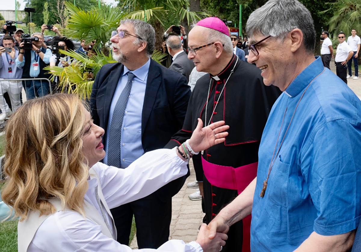 Giorgia Meloni con don Patriciello en una imagen de archivo