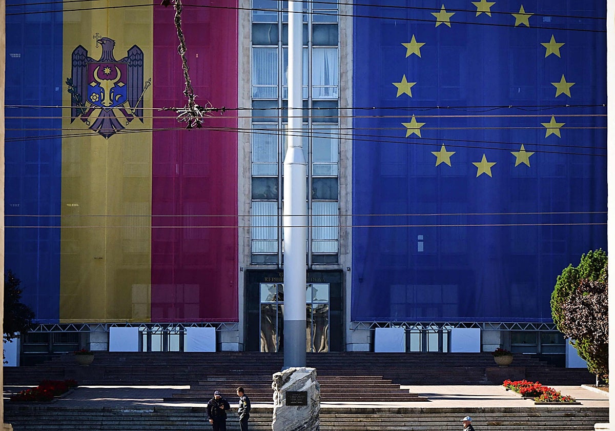 Una bandera moldava y otro de la Unión Europea desplegadas en un edificio gubernamental de Chisináu