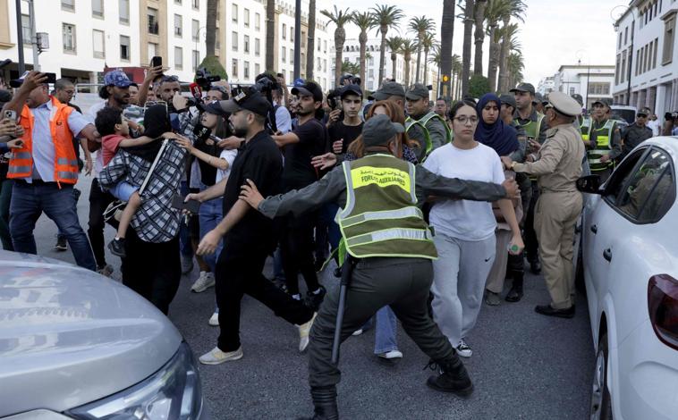 Imagen principal - Imágenes de las detenciones en las manifestaciones de Rabat