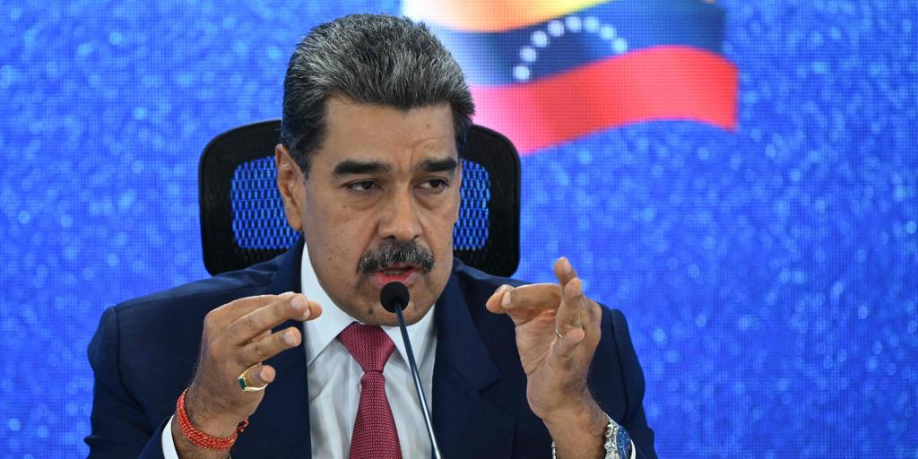 Maduro firma un decreto que le otorga «poderes especiales» en defensa y seguridad ante las «amenazas» de EE.UU.