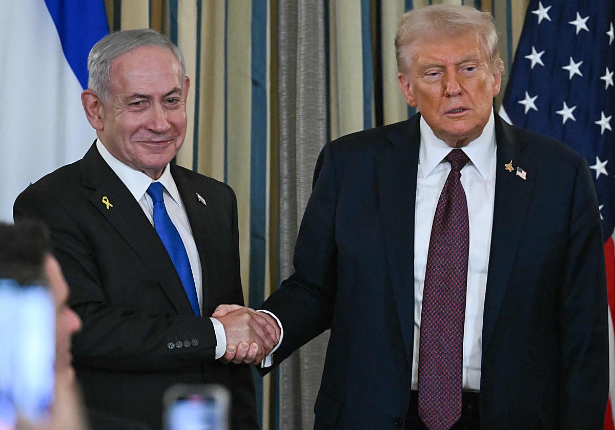 Trump y Netanyahu se estrechan la mano al concluir una conferencia de prensa conjunta en el Comedor de Estado de la Casa Blanca