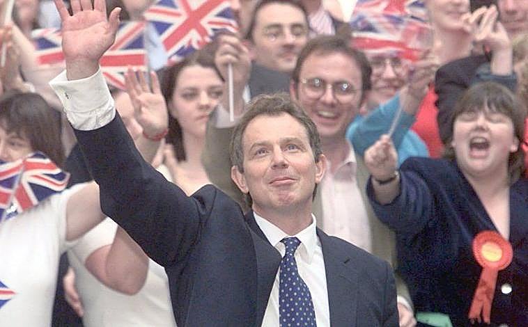 Imagen principal - Tony Blair llegó en mayo de 1997 como el Primer Ministro más popular desde Churchill y acabó acusado de promover una guerra. Entre medias, y nada más llegar al cargo, tuvo que enterrar a la querida Diana de Gales.