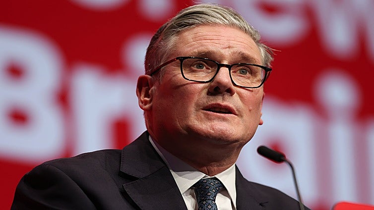 Starmer endurece su tono contra Farage mientras Reform encabeza las encuestas y Burnham lo supera en popularidad