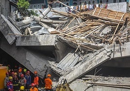 El derrumbe de un colegio en Indonesia deja más de 90 desaparecidos