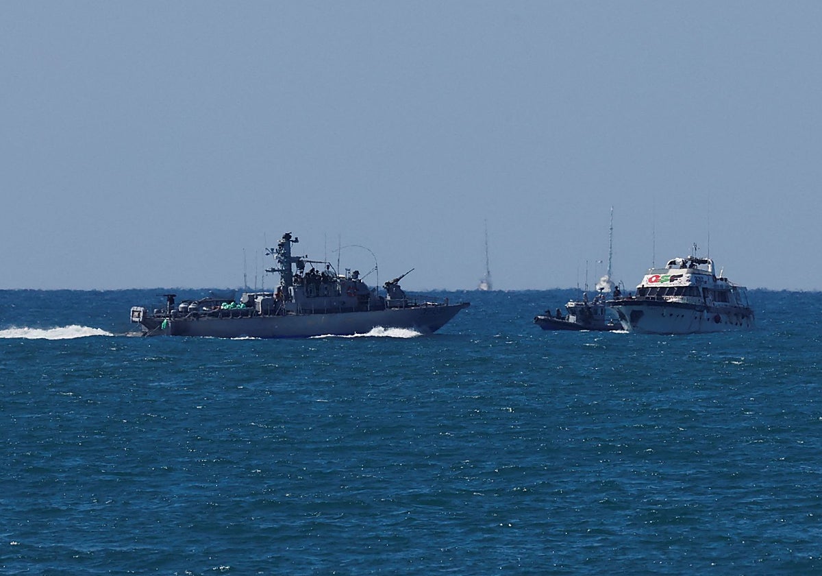 Un buque de la armada israelí escolta un buque de la Flotilla Global Sumud al puerto de Ashdod
