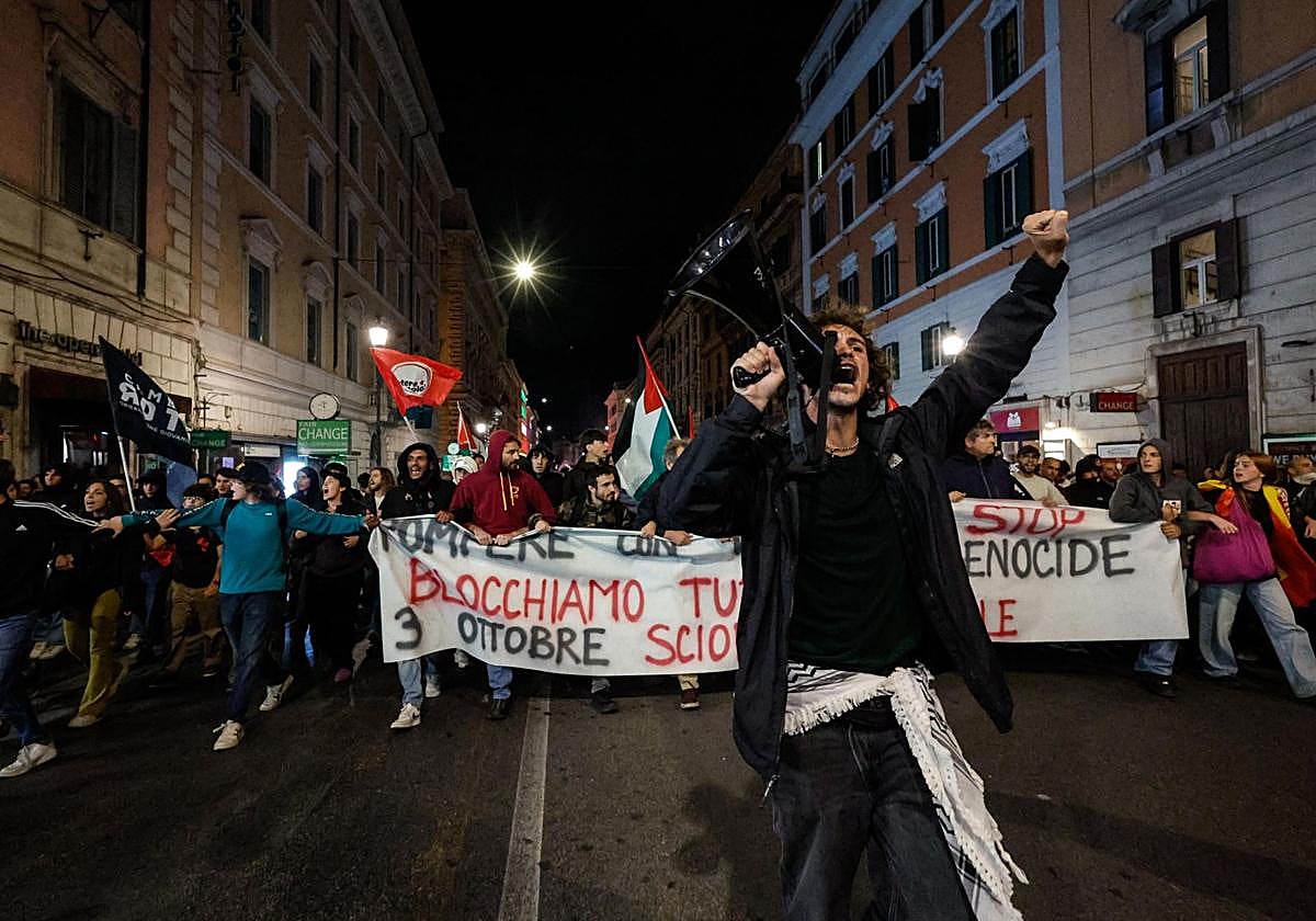 La gente grita «¡Huelga general, bloqueemos todo!» durante una manifestación en apoyo al pueblo palestino y a la Flotilla Global Sumud (GSF) en Roma