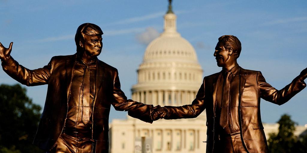 Colocan de nuevo frente al Capitolio la estatua de Trump y Epstein dándose la mano