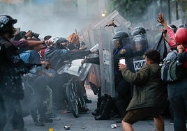 Más de 100 heridos en enfrentamientos durante la conmemoración en México de la masacre de Tlatelolco