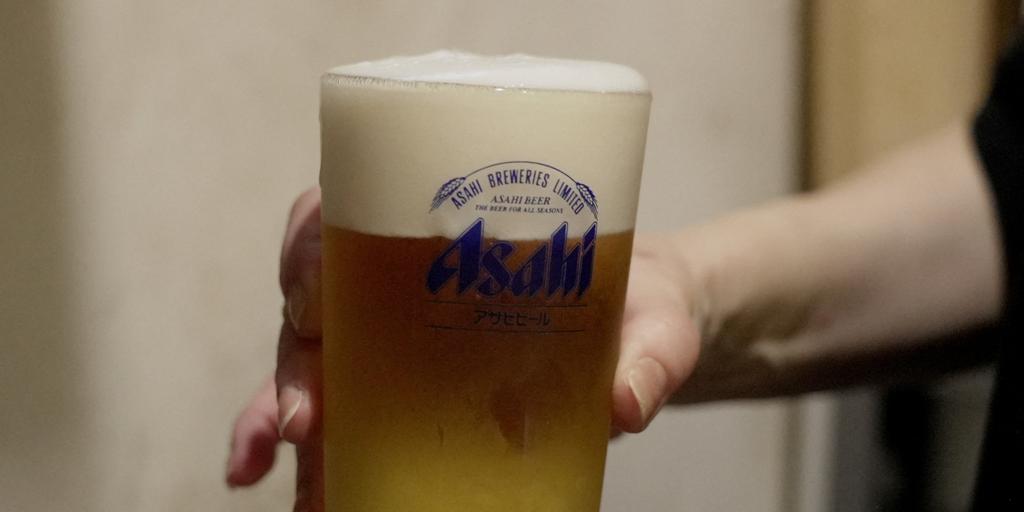 Japón, a punto de quedarse sin su cerveza más popular por un ciberataque: retoman la producción a mano por temor a que se agote