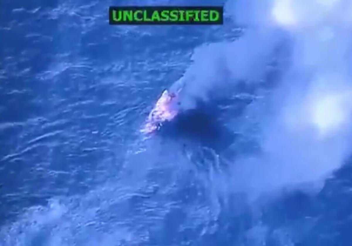 Imagen de la embarcación en llamas.