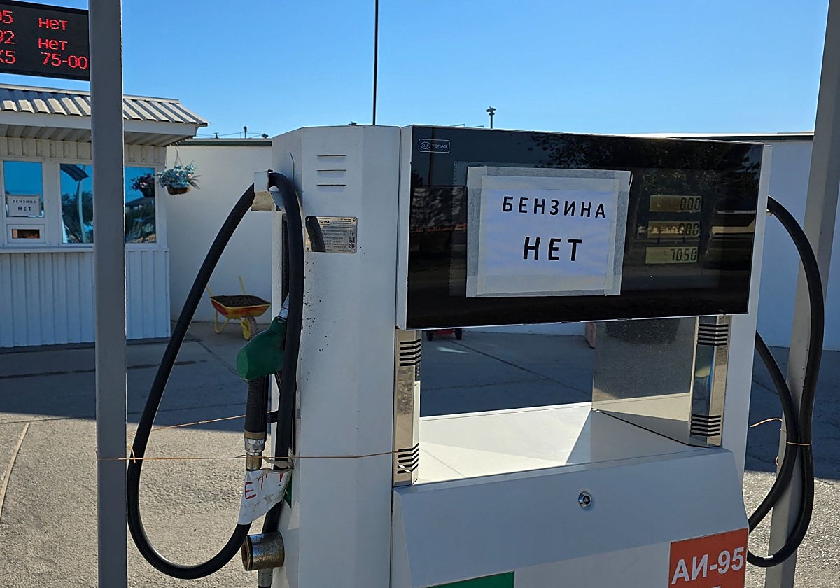 Un letrero anuncia que no hay gasolina, en una estación de servicio en Crimea