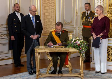 Secundaire afbeelding 1 - Foto 1: Groothertogen Willem en Stéphanie met hun kinderen Karel en Frans. Foto 2: Ondertekening van Hendriks troonsafstand. Foto 3: Vader en zoon met hun echtgenotes vlak voor de beëdiging.