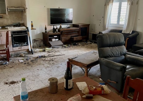 Imagen secundaria 1 - El 7 de octubre de 2023, ekibutz Nir Oz fue asaltado por terroristas de Hamás y civiles de Gaza que mataron a 64 de sus 400 habitantes y se llevaron secuestrados a otros 76, entre ellos niños. Dos años después, muchas de sus casas siguen destrozadas y nueve de sus vecinos continúan cautivos en la Franja: cuatro con vida y cinco muertos