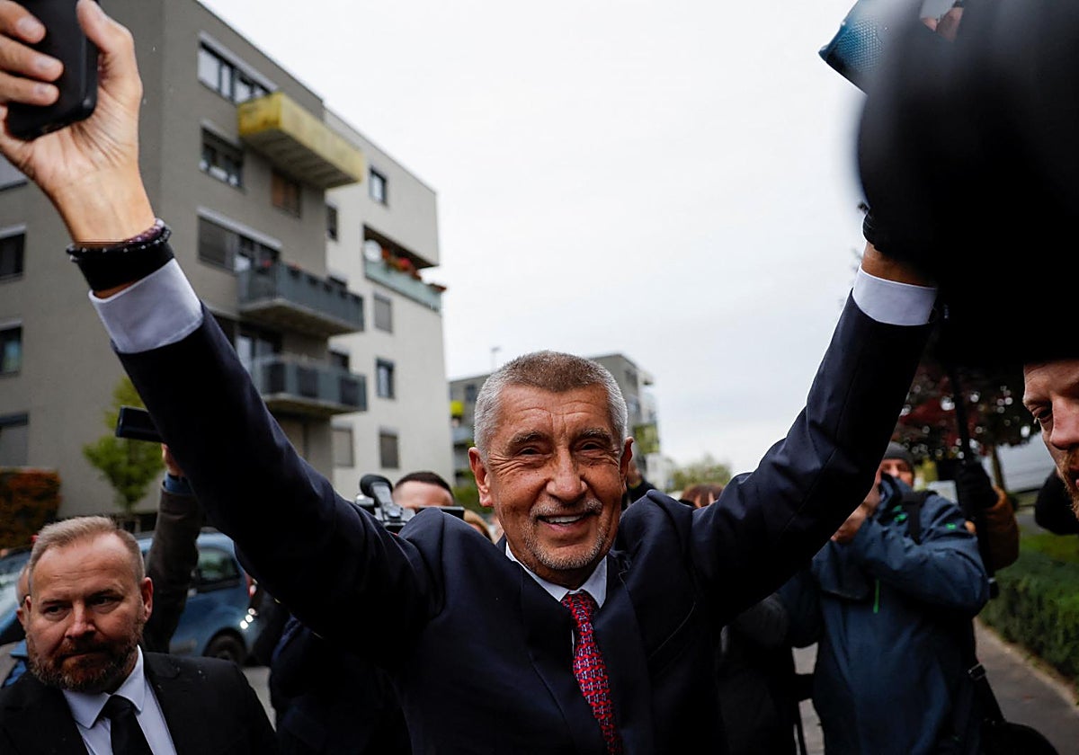 El populista de derecha Andrej Babis celebra la victoria tras conocer los resultados en las elecciones en la República Checa
