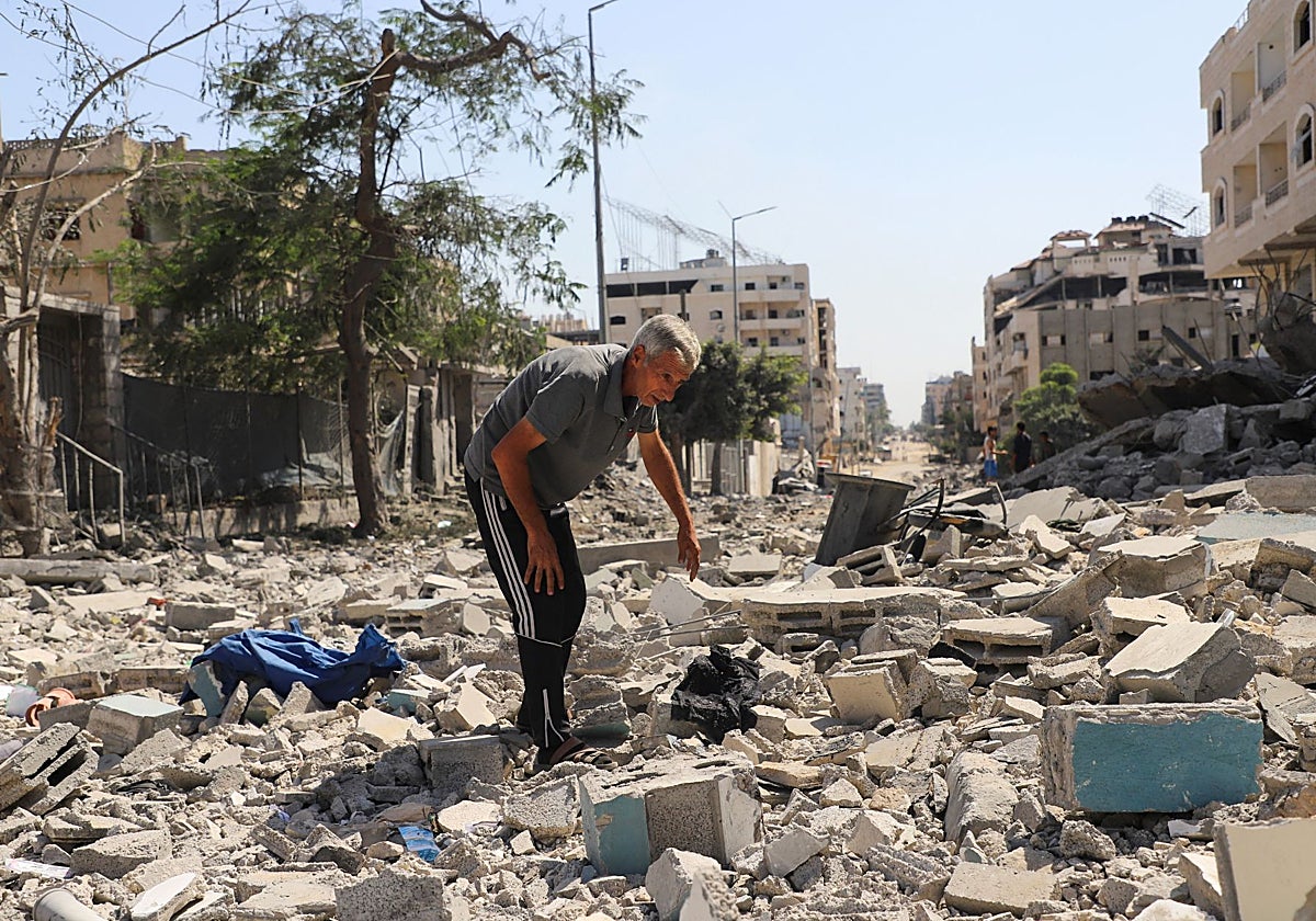 Un palestino inspecciona los destrozos en un barrio de Ciudad de Gaza tras una operación israelí, luego de que Hamás aceptara liberar rehenes y avanzar en el plan de paz propuesto por EE.UU.