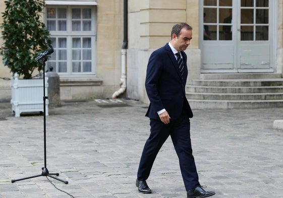 El primer ministro de Francia presenta su dimisión tras menos de un mes de mandato