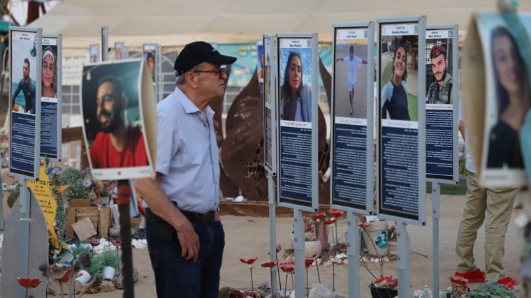 Retratos de las víctimas en el lugar del festival Nova