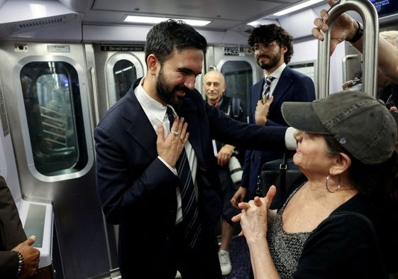 Así es 'Zohran Mamdani, el improbable': musulmán, socialista y a punto de ser alcalde de Nueva York