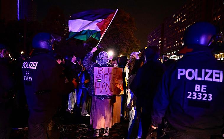 Imagen principal - Las protestas propalestinas se extendieron desde la capital alemana a la británica. En los Países Bajos, se arrojó pintura roja contra el Palacio Real de Ámsterdam