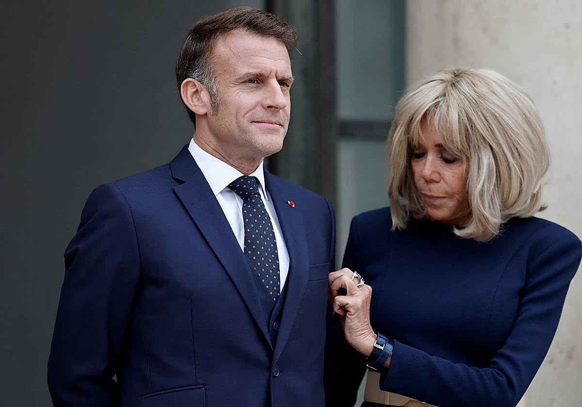 Macron junto a su esposa, Brigitte, este miércoles